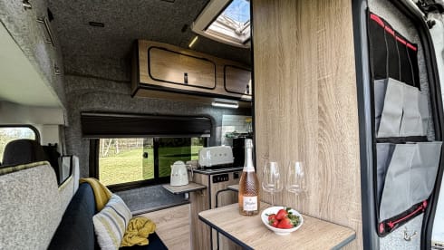 Hugo Away – Ford Transit Jumbo (Insurance included)
