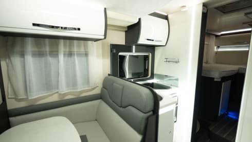 5 berth Ford roller team 685