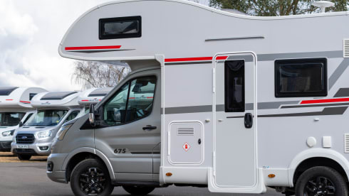 VEU – Large 6 Berth Motorhome | Air Conditioned | WiFi | Spacious 
