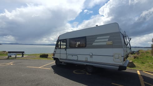 Hymer semi-integrale camper met 6 slaapplaatsen, gebouwd in 1990.