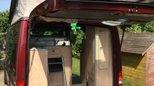 Nuggie – Nuggie wants to go, red Ford Transit nugget westfalia from 2006