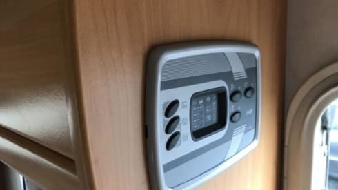 Keurig nette en ruime 6-persoons Chausson uit 2006 met Ford onderstel. 