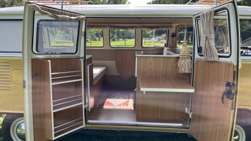 De Bus – 2p Volkswagen campervan from 1980