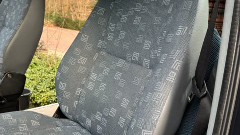 Bennie Benz – 2p Mercedes-Benz campervan uit 2003