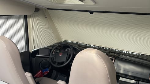 Modest – 5p McLouis Carat 873g integrated camper from 2021