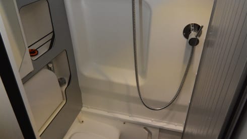 Black Beauty – Luxury Pilote bus camper for 2 persons