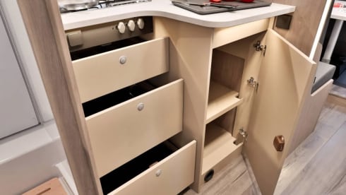 Lucy – 2p Carado from 2024, Queen bed, Semi-integrated