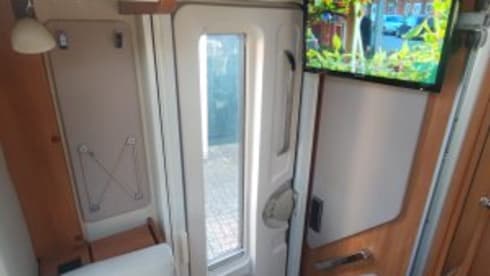 2p Hymer cl 588 semi-integrated from 2014