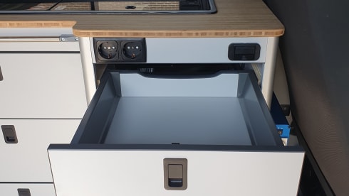 4p Volkswagen campervan uit 2018