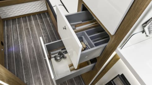 LUX 6 berth & 5 seatbelts – WiFi, 2 TV's, Pets ✅, Bikes ✅, Table & Chairs