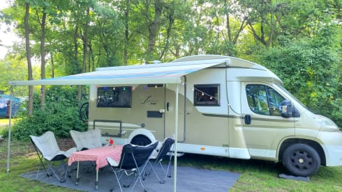 Comfortable and luxurious camper (4 persons)