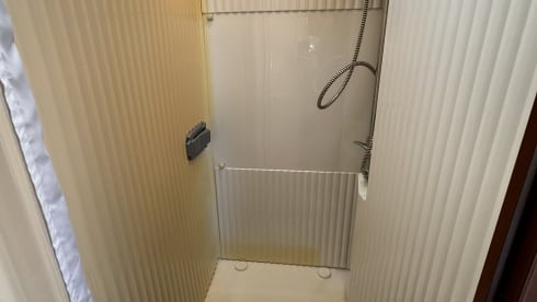 June – Super cozy and complete 2p camper! 