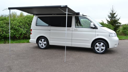 4-person Volkswagen California bus camper T5