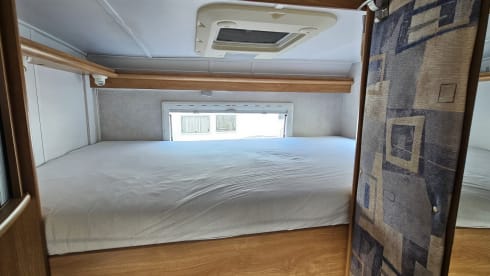 Rimor β Ruime gezins camper met zes slaapplaatsen met 2x airco