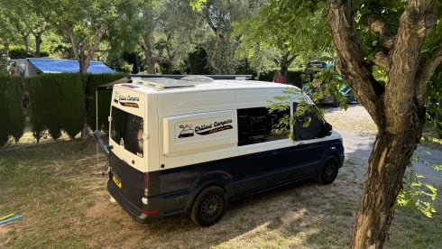 Lottie – Volkswagen Off-Grid Camper Sleeps 4 - Carries 5