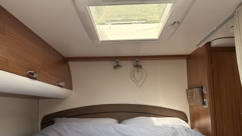4p Adria Matrix M680SP semi-integrated from 2010