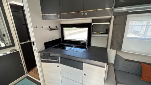 Beautiful recent 2p Chausson 640 semi-integrated from 2021