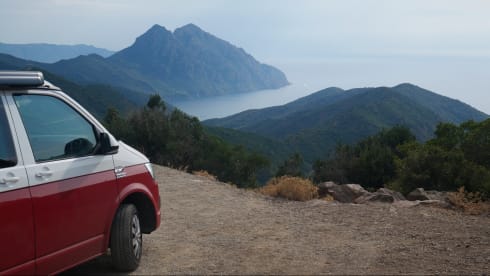 CALI Red/Grey – Volkswagen California Coast Red/Ascot Gray (2022)