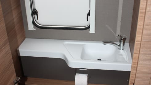 half integraal camper – This luxurious 4-person semi-integrated camper from the Weinsberg brand 