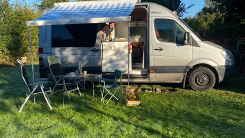 Meddy – 2 persoons ruime Mercedes bus 2009