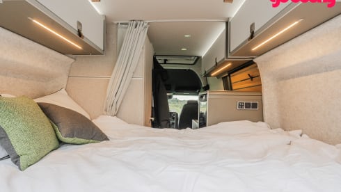 Hymer CrossOver with sleeping roof 4p. 