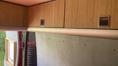 Little Red Devil  – 3p Peugeot bus uit 2020