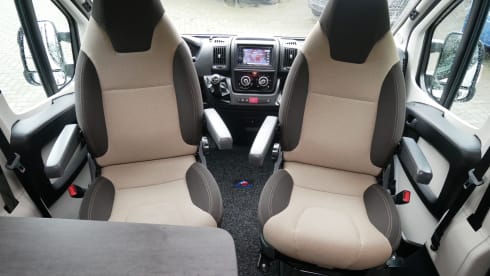 RoadCar (Pössl) 640, 2 slaap- 4 zitplaatsen, Lengtebedden, Busbiker