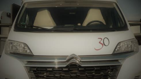 Chili – Burstner Ixeo 30J. Edition with hydr. Lifting supports, body climate and much more