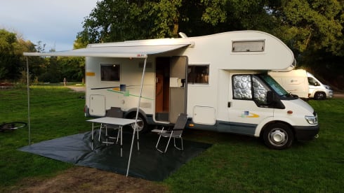 Keurig nette en ruime 6-persoons Chausson uit 2006 met Ford onderstel. 