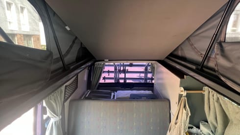 Billy – Cute 4p VW T5 Campervan with pop-up roof and complete equipment