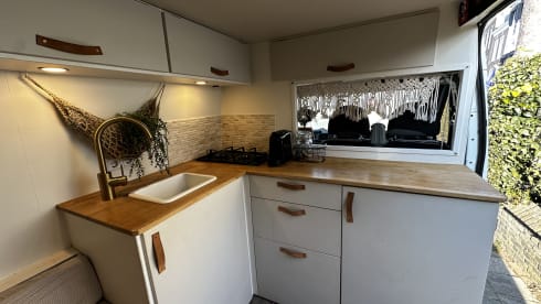Henry – Trendy, 2-3 person off grid camper bus, suitable for all seasons!