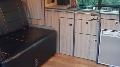 t5 buscamper – Beautiful, cozy T5 bus camper with original Reimo camper furnishings. 