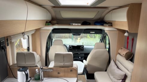 TOPPIE – Hymer 2 places semi-intégré à partir de 2023 Mercedes