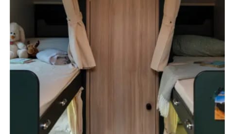 Familie camper – 6p Ford alcove uit 2026