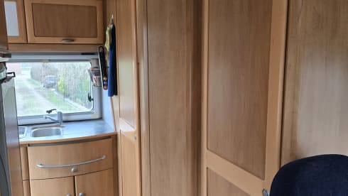 Boffertje On Wheels – Hymer B584 met hefbed, niet de mooiste, wel GOED!