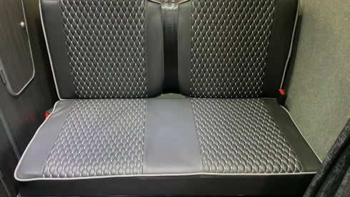 Bessy – Hochdach-Renault-Wohnmobil mit 3 Schlafplätzen