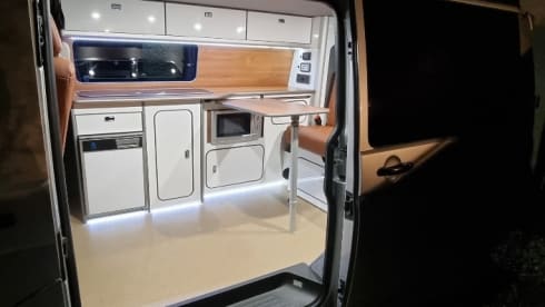 Tommie – 4 person VW, near Airport & major motorways! LWB, PopTop roof + loads more!