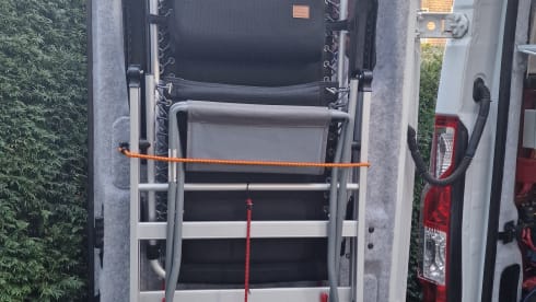 Oos Böske – Oos Böske – Buscamper 2/3 person Renault Master (2 x length bed!)