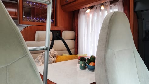 Schöner Hobby-Familienwohnwagen für 4 Personen mit festen Betten