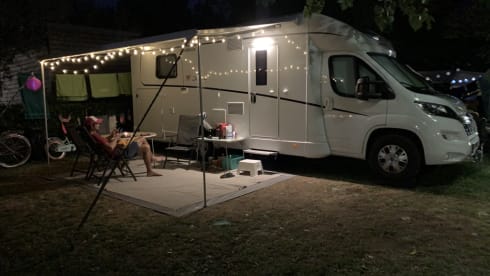 Beautiful family camper with many options!