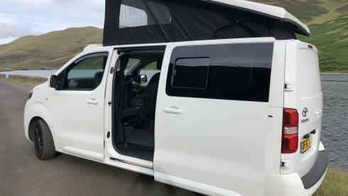 Lionel – Immaculate 4 berth Toyota van from 2017 - single and ready to mingle!