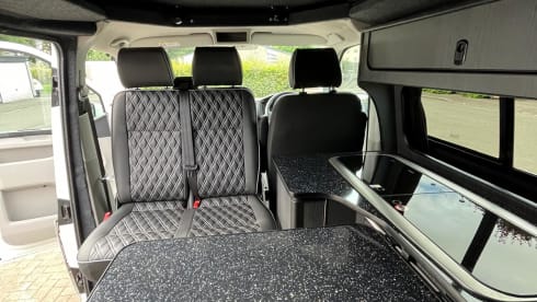 Wee Mags – Immaculate 4 berth 2017 VWT5 Camper