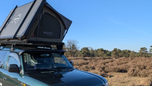 Cool Toyota Landcruiser with 2-person roof tent, unlimited km!