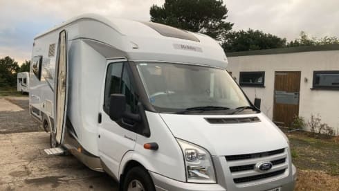 Luxury Comfort 3/4berth Off Grid /Skytv/5g WIFI/Solar/LPG/Bike rack