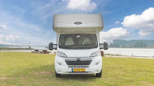 Fransie  – Luxury 5 person Alcove camper from 2017: Fransie