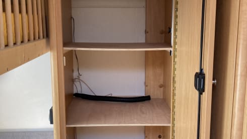 Little Miss Sunshine – Sunny spacious family camper with bed (6 persons)
