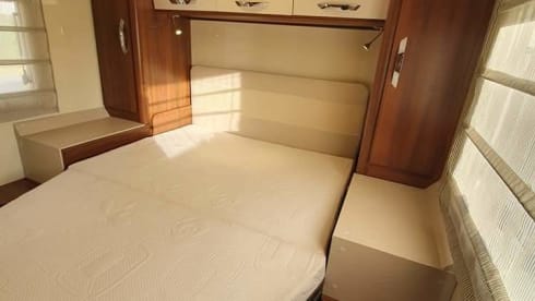Start your freedom – Spacious MC Louis Sovereign 80 Semi-Integral