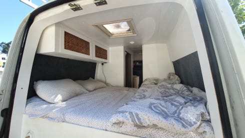 WanderVan Noé – Mooie zelfbouw camper voor 2P+kindje 