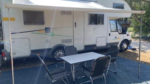 Keurig nette en ruime 6-persoons Chausson uit 2006 met Ford onderstel. 