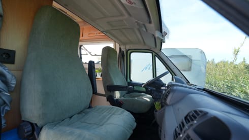 Minty – Minty; Cheerful 2p campervan from 2004, solar panel on the roof!